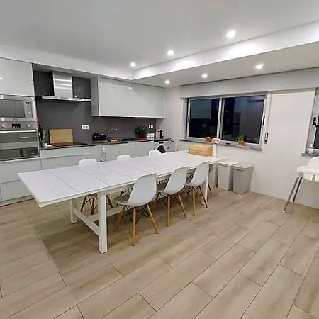 Alojamento de Acomodação e Pequeno-almoço Supertubos House Peniche 4*