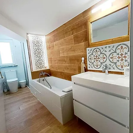 Alojamento de Acomodação e Pequeno-almoço Supertubos House Peniche 4*